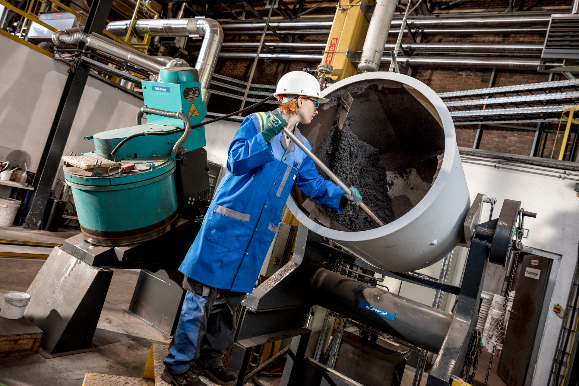ehemalige K1-MET Mitarbeiterin, die technische Arbeit verrichtet