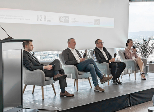 photo f.l.t.r: panel session with Dr. Fabian Pfaffenberger (Zentrum Wasserstoff.Bayern (H2.B)), Josef Paul (Paul Nutzfahrzeuge GmbH), Dipl.-Bw. Jürgen Bauer, MBA (Gebrüder-Weiss GmbH) und DI Dr.in Irmela Kofler (K1-MET GmbH); ©DHK