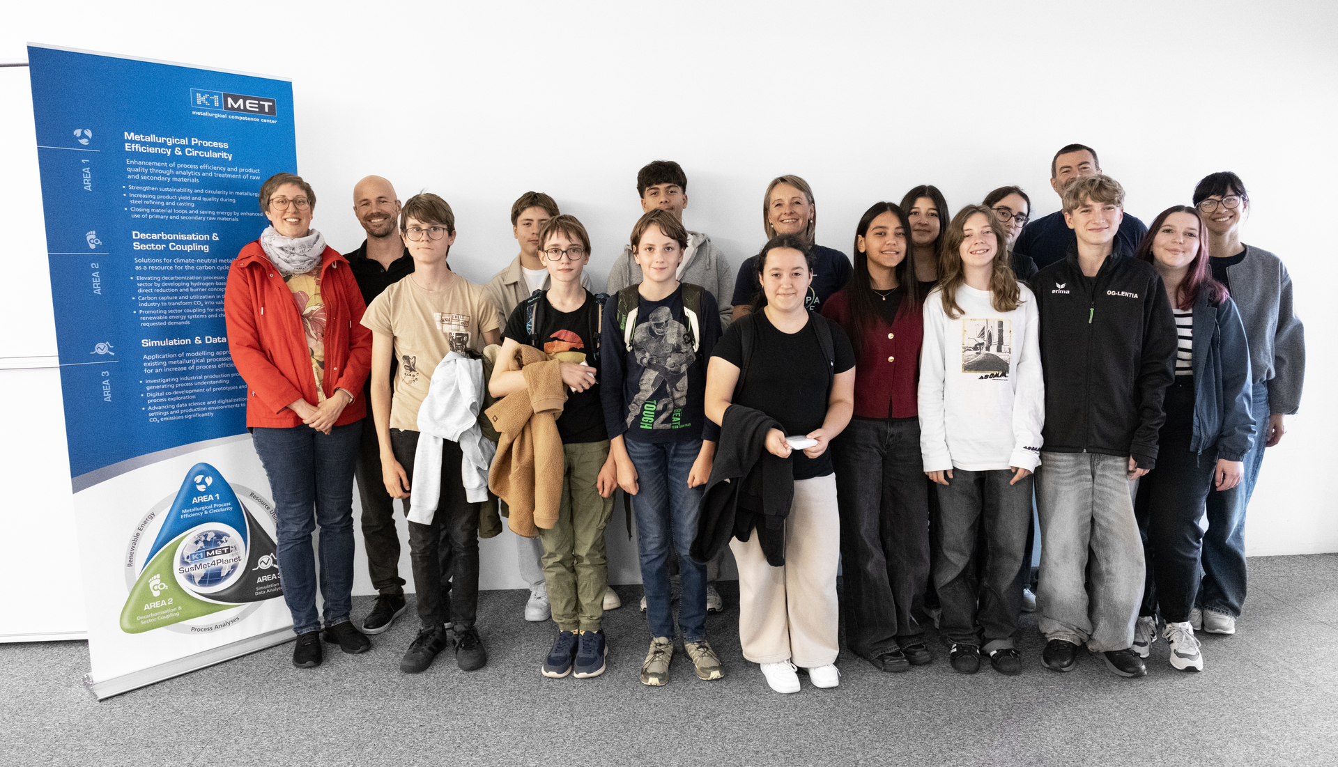 Gruppenfoto der Schüler:innen sowie Lehrkräfte der MS 15 Leonardo da Vinci gemeinsam mit den K1-MET-Forschenden Christine Gruber (1. von links) und Johannes Wachlmayr (2. von links)