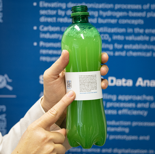 Image with german description: Steirischer Apfelsaft gespritzt: K1-MET ist ein Kompetenzzentrum, das an einer nachhaltigen digitalisierten Metallurgie für einen klimaneutralen und ressourceneffizienten Pla¬¬neten forscht. Die K1-MET GmbH bekennt sich zu den United Nations Sustainable Development Goals. Zu diesen gehört auch das SDG12, Nachhaltiger Konsum und Produktion. In diesem Sinne ersuchen wir um die Entsorgung dieser rPET-Flasche in dem dafür vorgesehenen Sammelsystem. Die Umwelt wird es Ihnen danken!