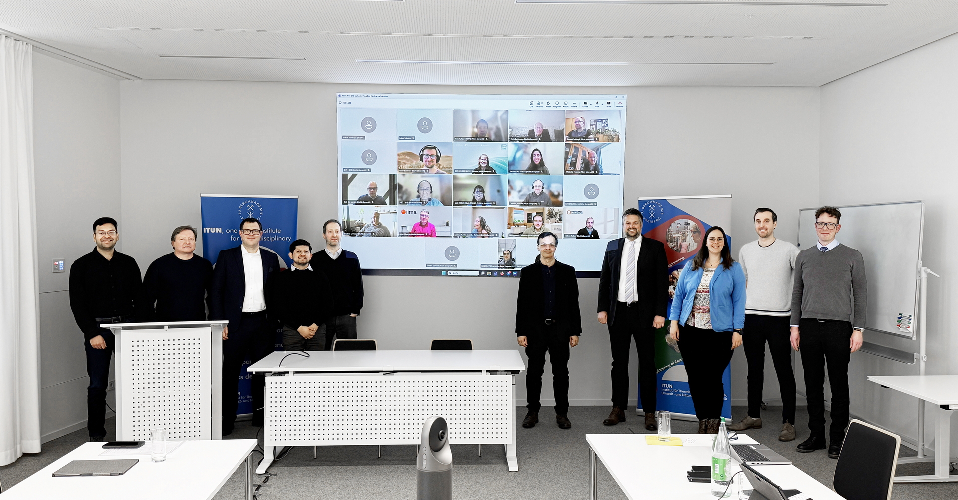 Teilnehmende des Meetings (Lukas Schmidt 4. von rechts, Melanie Leitner 3. von rechts)