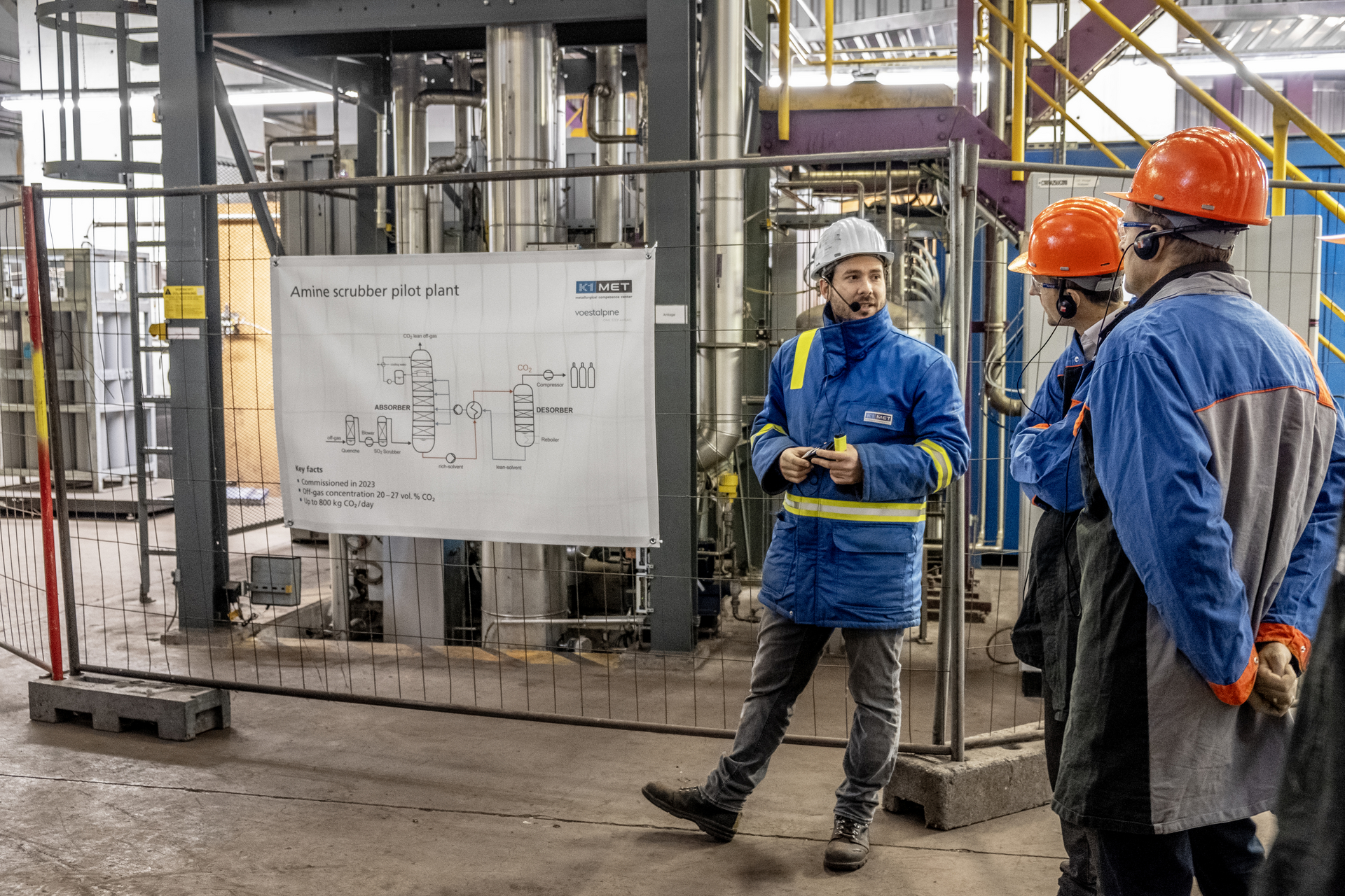 Speaker Michael Derntl (K1-MET) during the plant tour of the amine scrubber