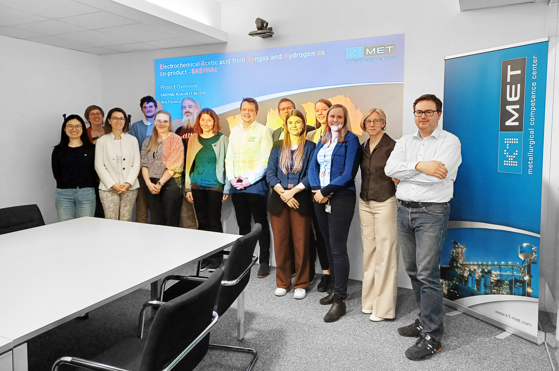 Foto von links nach rechts: Xiaomeng Zhang (K1-MET), Christine Gruber (K1-MET), Irmela Kofler (K1-MET), Clemens Jacubetz (Protovation), Alena Stromberger (TU Wien), Gerhard Holzinger (K1-MET), Karin Föttinger (TU Wien), Stefan Stadlbauer (Protovation), Laszlo Sajti (RHP Technology), Nadine Kleinbruckner (K1-MET), Laura Androsch (K1-MET), Nina Plankensteiner (K1-MET), Janine Lichtenberger (AIT), Michael Kitzmantel (RHP Technology).