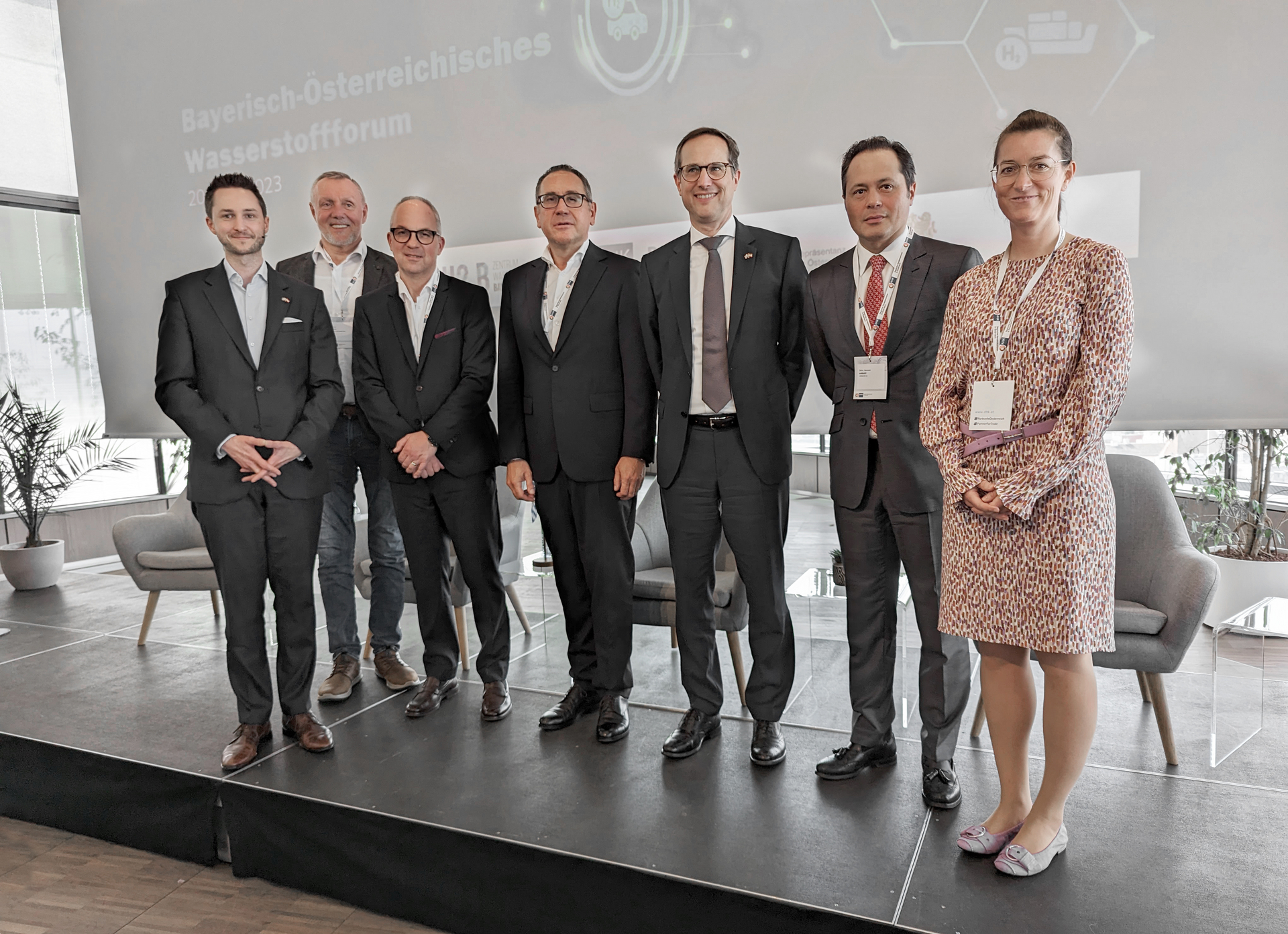 photo f.l.t.r: Dr. Fabian Pfaffenberger (Zentrum Wasserstoff.Bayern (H2.B)), Josef Paul (Paul Nutzfahrzeuge GmbH, Lars Matysiak (Siemens Energy Global GmbH & Co. KG), Dipl.-Bw. Jürgen Bauer (Gebrüder-Weiss GmbH), Dr. Matthias Jenn, (bayernets GmbH), Dkfm. Hamead Ahrary (Verbund AG), DI Dr.in Irmela Kofler (K1-MET GmbH) ©DHK