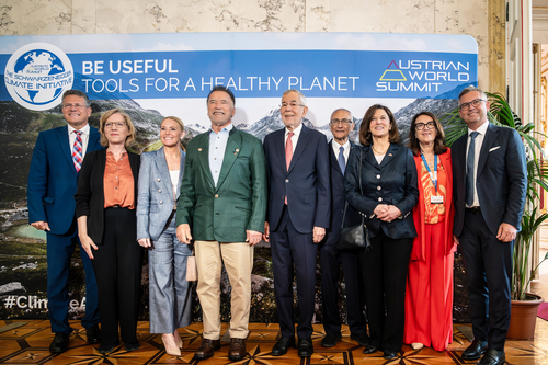 Group photo of Arnold Schwarzenegger, Alexander Van der Bellen and others (Copyright: The Schwarzenegger Climate Initiative)