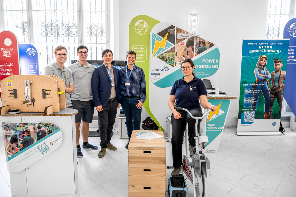 Group photo at the K1-MET sponsored stand Powerplayground (Copyright: Johannes Ambrosch)