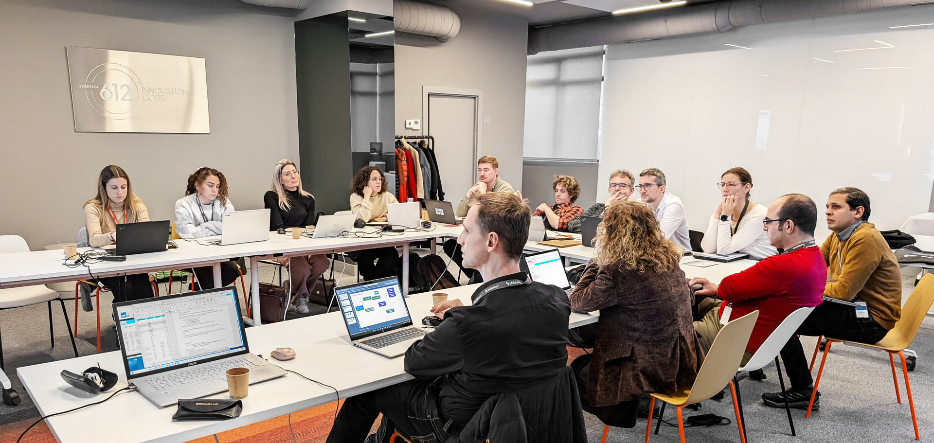 Parinaz Seifollahzadeh (K1-MET): 2. Person von links in der hinteren Reihe