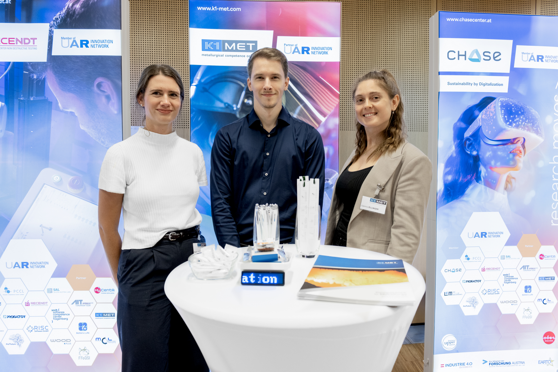 Karrieremesse Wels. Foto von links nach rechts: Rebeka Früholz, Clemens Habermaier und Sabrina Öllinger (K1-MET)