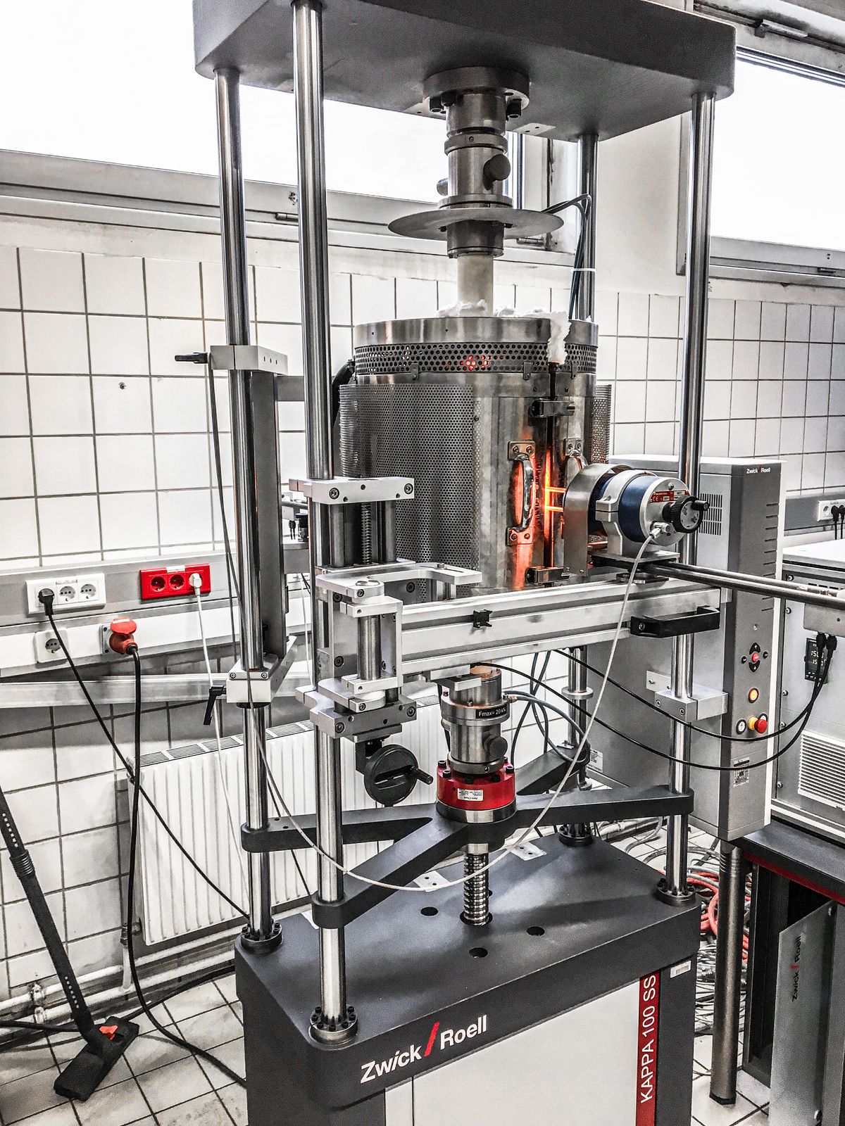 Kompressionskriechprüfgerät (© Montanuniversität Leoben, MUL-COC)