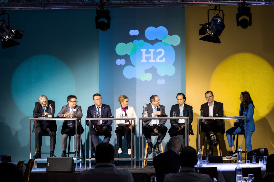 Participants in the panel discussion at the H2 Convention, © Sebastian Philipp