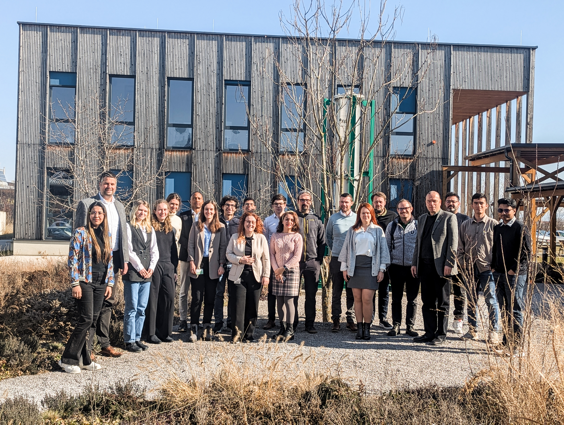 Foto von links nach rechts: Lukas Schmidt (2. von links), Sabine Spieß (4. von links), Rebeka Früholz (5. von links), Anna Sieber (7. von links), Emerson Barros de Souza (9. von links, hinten), Parinaz Seifollahzadeh (10. von rechts), Bettina Rutrecht (7. von rechts), Lalropuia Lalropuia (2. von rechts)