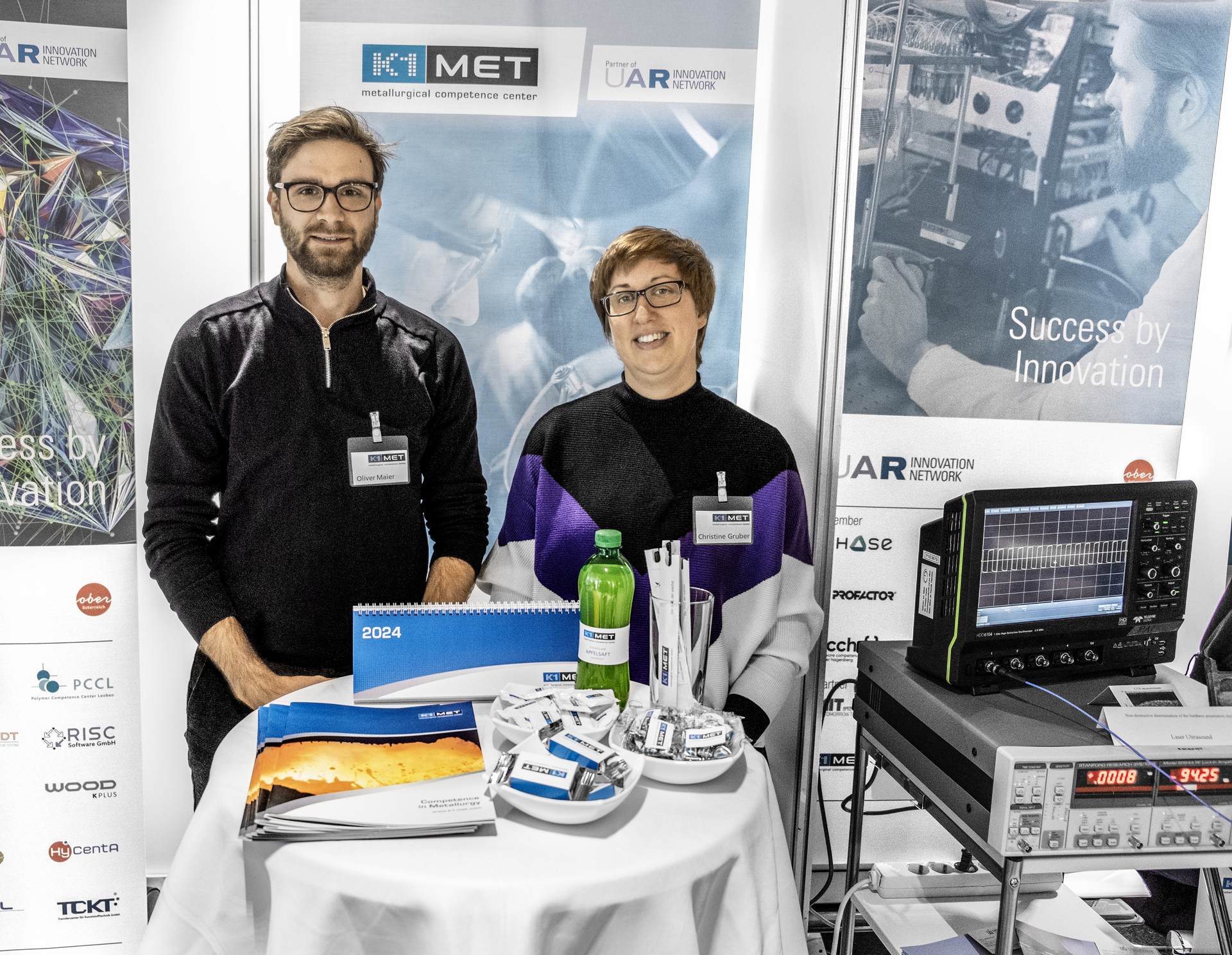 Oliver Maier and Christine Gruber at the K1-MET booth within the JKU Career Day