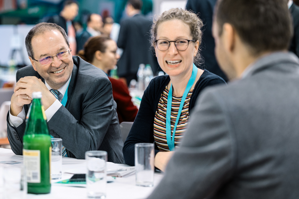 From left: Thomas Bürgler (K1-MET) and Katharina Rechberger (voestalpine) at the information table, © Sebastian Philipp