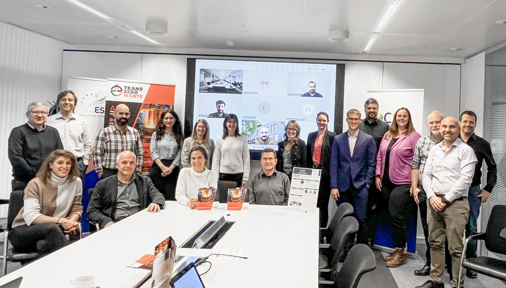 Photo from left to right: Melanie Leitner (4th from right), Lukas Schmidt (5th from right)