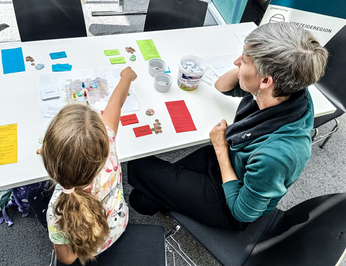 photo f.l.: Margherita Matzer at the playing station to project “SeriousGames4EnergyTransition”