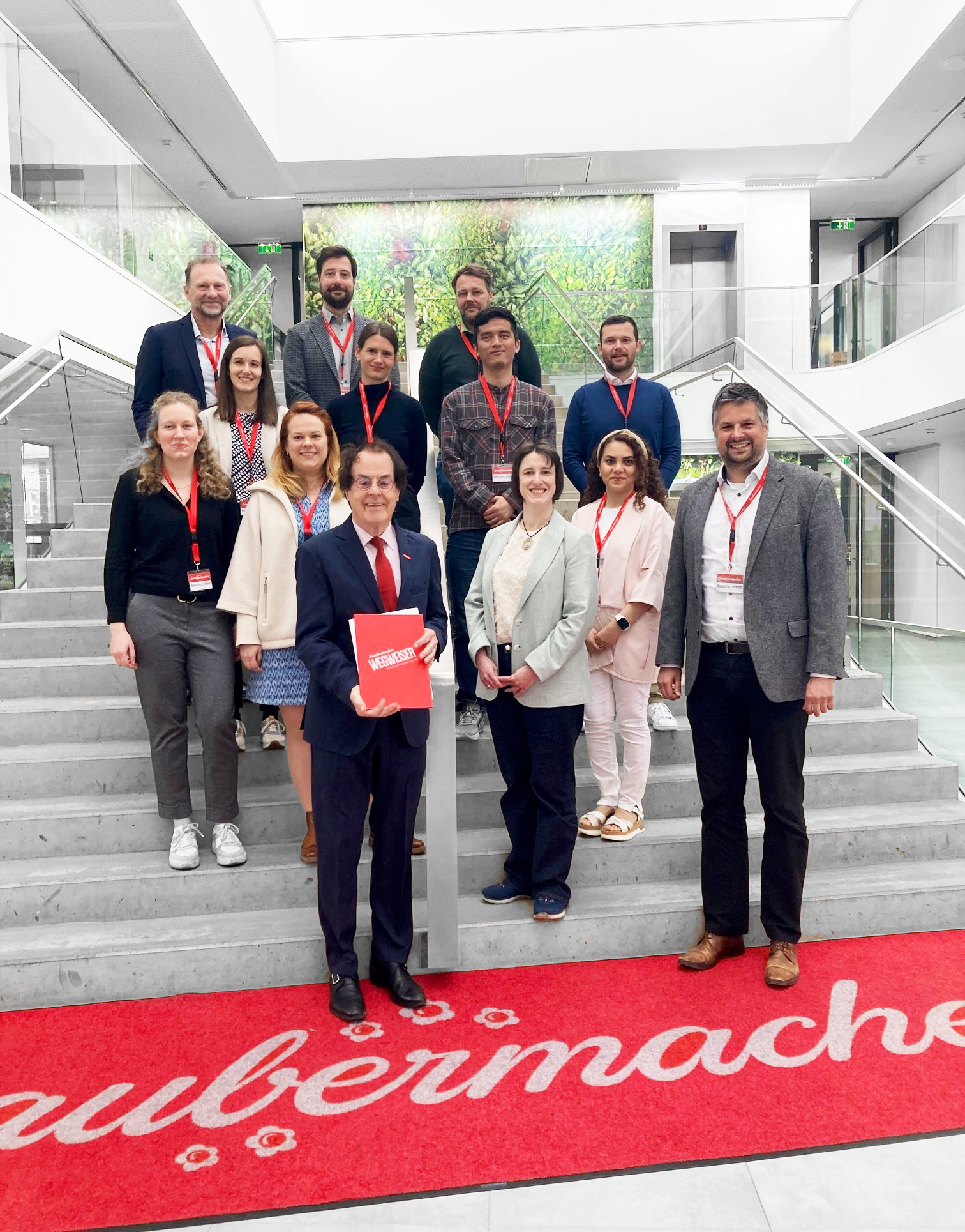 Foto von links nach rechts: 1. Reihe: Sabine Spieß (1.), Bettina Rutrecht (2.), Parinaz Seifollahzadek (5.), Lukas Schmidt (6.), 2. Reihe: Anna Sieber (1.), Rebeka Früholz (2.) und Lalropuia Lalropuia (3.)