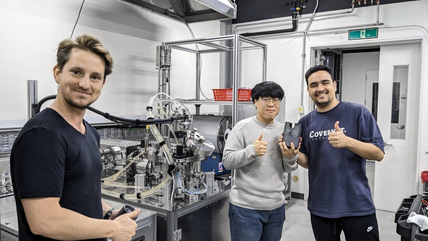 photo f.l.t.r.: Michael Zarl (K1-MET), Seong Kyu Cho, Leonardo Rocha during laboratory tests 